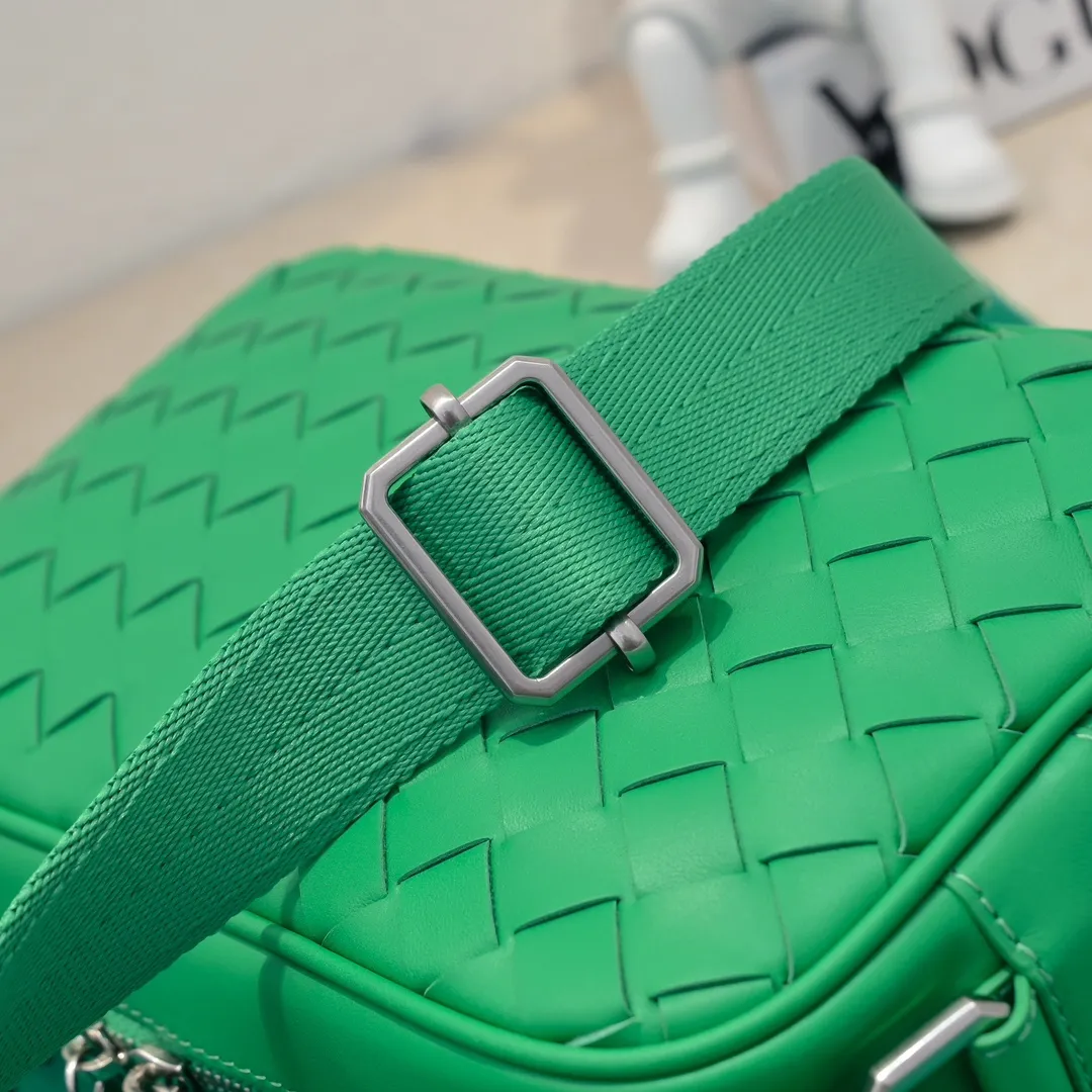 Batch 1480 BV lntrecciato woven leather crossbody bag. The zipper opens and closes, and the space is too large. It meets the daily needs of going out on the street. There are no problems with mobile phones 📱 wallets 👛 power bank 🔋. The weaving process is used, and the texture of the upper body 🔝 is very high-end. Style number: 7100 Size: 25*7.5
